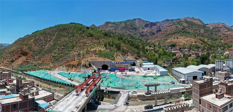 都香高速公路守紅段翠屏特長隧道鳥瞰圖(局系統(tǒng)) 都香高速公路守紅段翠屏特長隧道鳥瞰圖(局系統(tǒng))