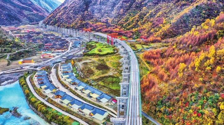 中國(guó)交通報(bào)：九綿高速公路厄哩村大橋正在加緊建設(shè)中（圖片新聞）