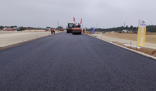 1591751173733546.jpg 安徽上海汽檢廣德試驗場項目瀝青下面層試驗段攤鋪完成.jpg