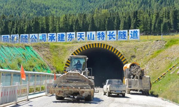 已掘進(jìn)8.3公里！全長11.77公里的東天山特長隧道建設(shè)進(jìn)展順利