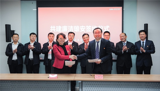 1619766102668159.jpg 簽約握手_副本.jpg